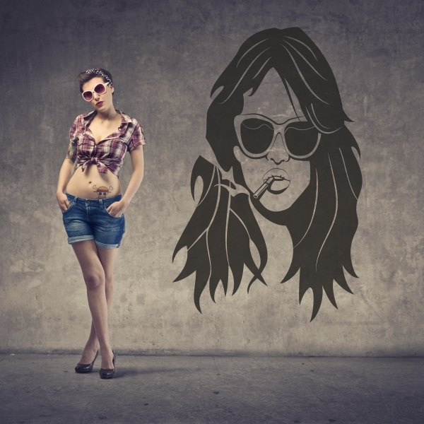 Vinilo decorativo retrato chica fumando